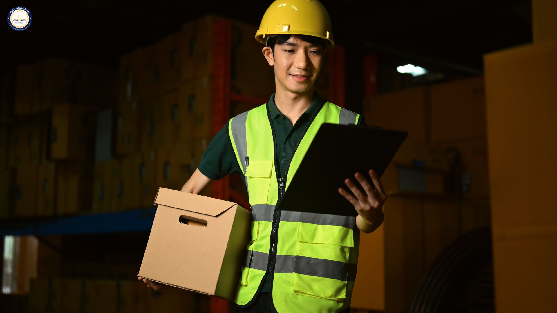 Nhân viên kiểm tra hàng hóa trong kho theo quy trình định kỳ